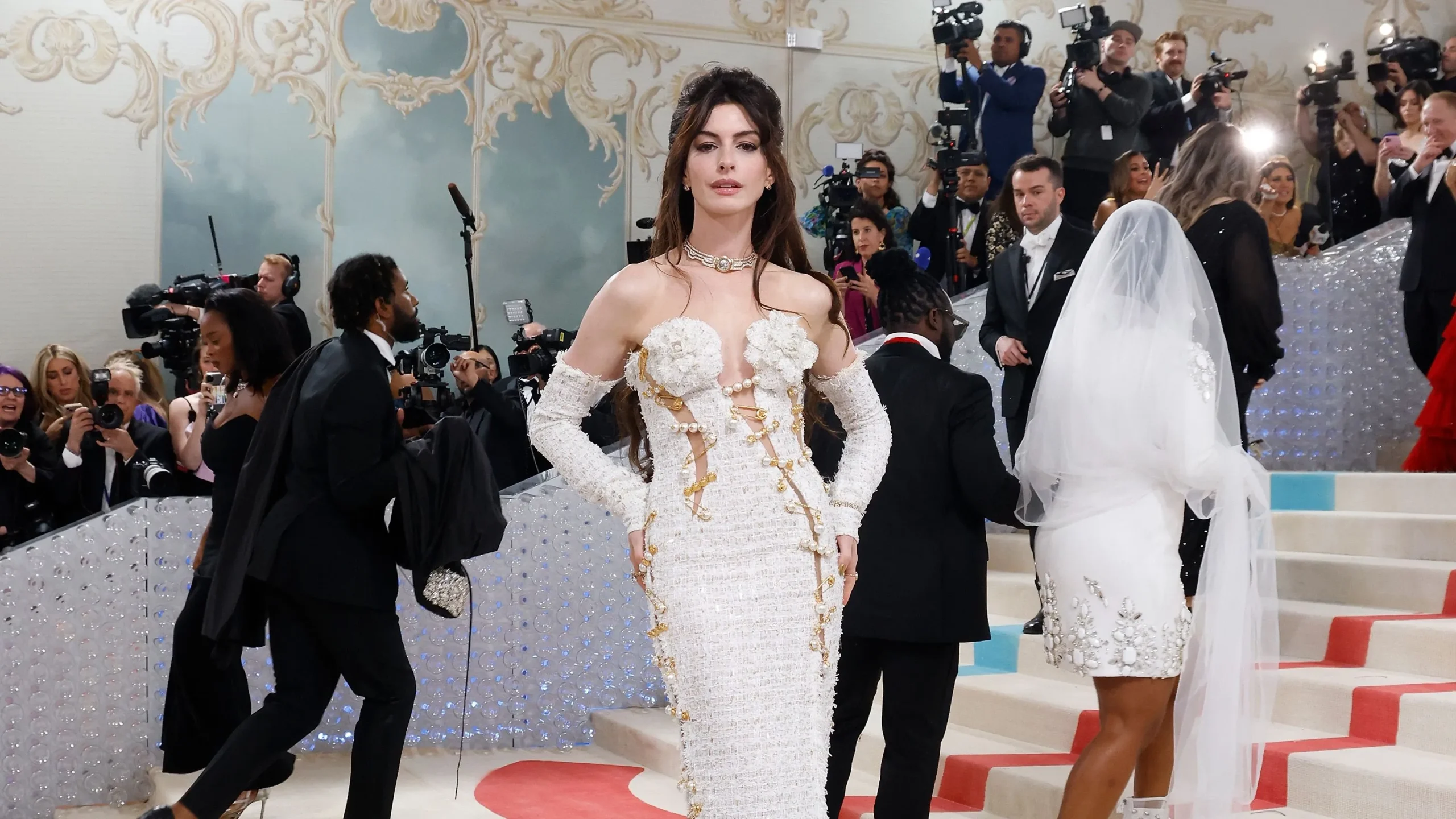 Anne Hathaway Met Gala